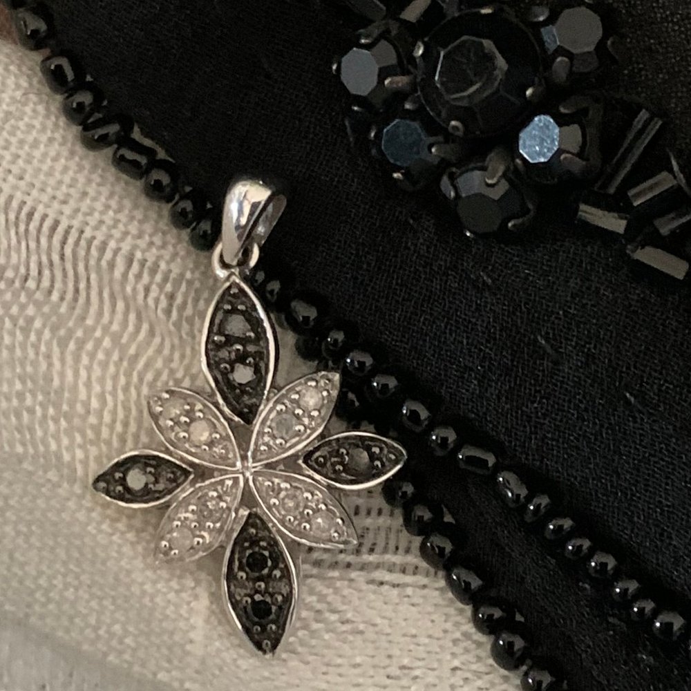 10 White Gold Black Diamond Flower Pendant
